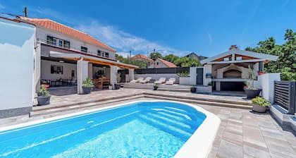 Holiday Home Luce with Pool