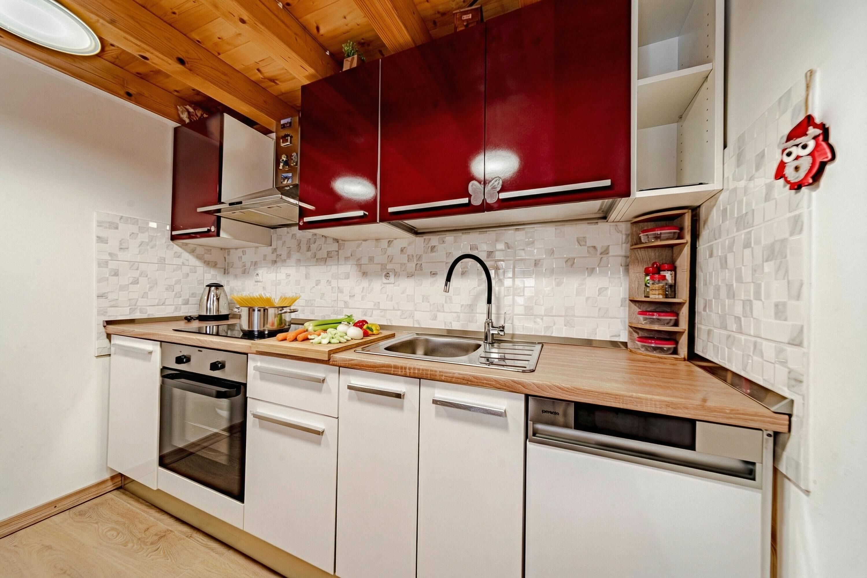 Fridge, oven, stovetop, dishwasher