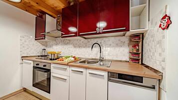 Fridge, oven, stovetop, dishwasher