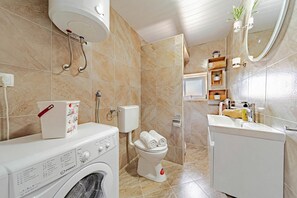Family House, Multiple Bedrooms, 2 Bathrooms (Holiday Home Luce with Pool) | Bathroom