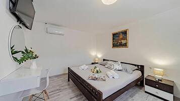 Family House, Multiple Bedrooms, 2 Bathrooms (Holiday Home Luce with Pool) | 2 bedrooms, iron/ironing board, free WiFi, bed sheets
