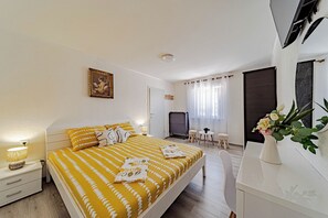 2 bedrooms, iron/ironing board, free WiFi, bed sheets - Holiday Home Luce with Pool (Seget)