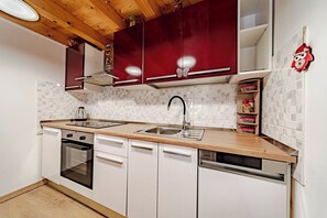 ثلاجة، فرن، موقد طهي مسطح، غسالة أطباق