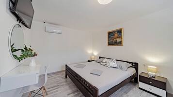 2 bedrooms, iron/ironing board, free WiFi, bed sheets