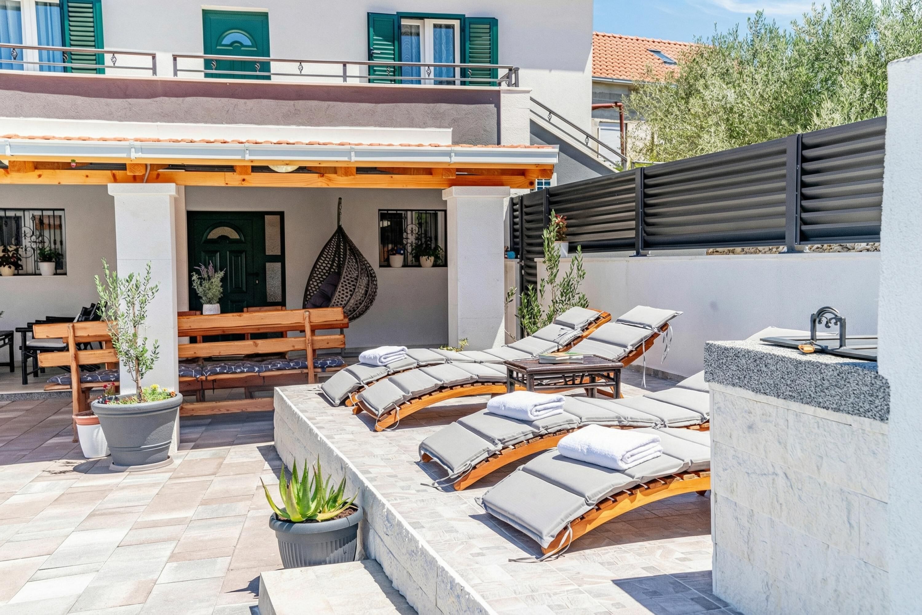 Family House, Multiple Bedrooms, 2 Bathrooms (Holiday Home Luce with Pool) | Tempat makan luar