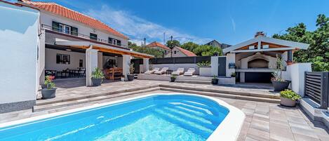 Utendørsbasseng og et oppvarmet basseng