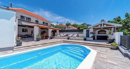 Holiday Home Luce with Pool