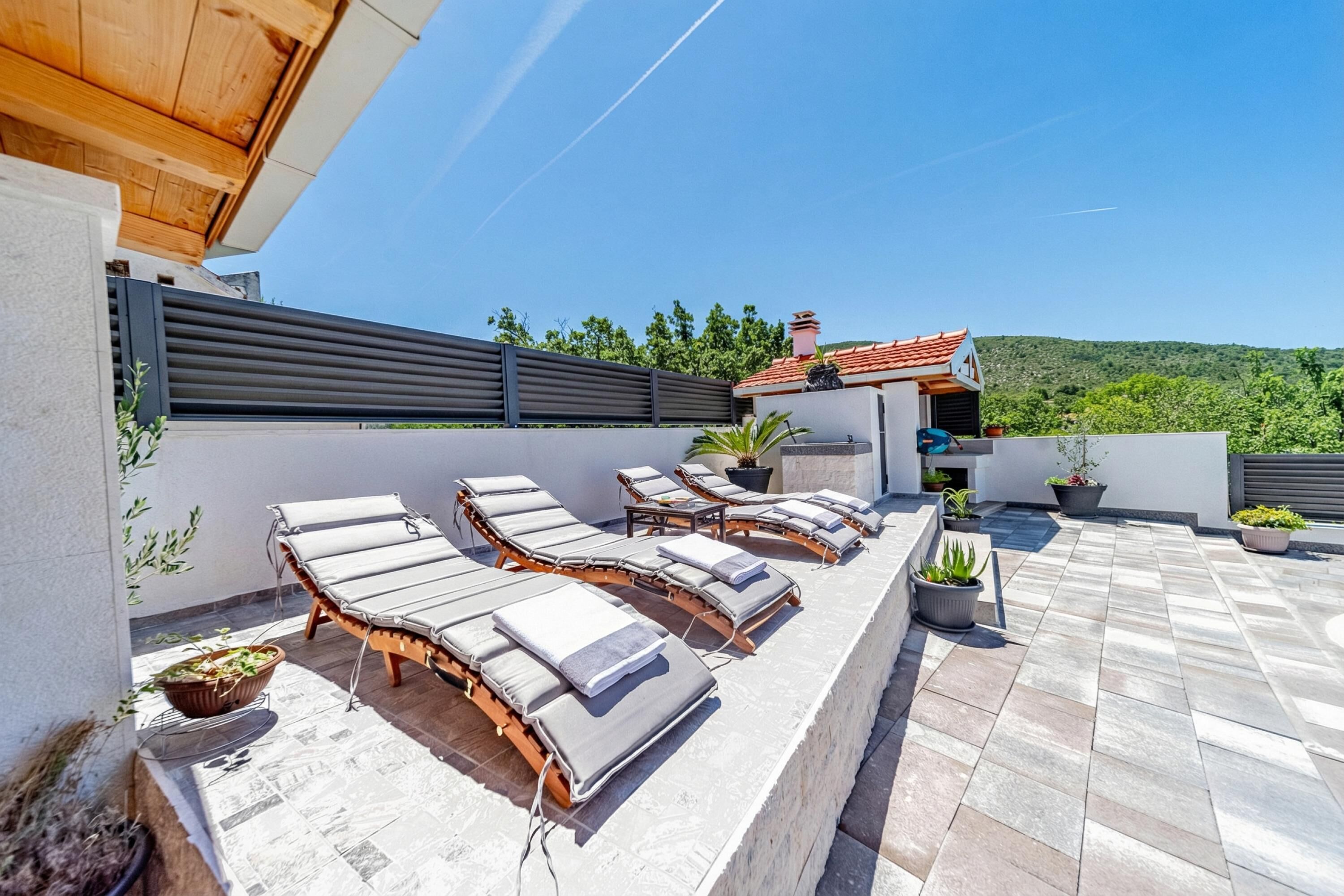 Casa família, vários quartos, 2 banheiros (Holiday Home Luce with Pool) | Terraço/pátio