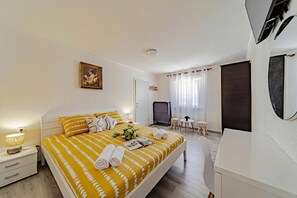 Family House, Multiple Bedrooms, 2 Bathrooms (Holiday Home Luce with Pool)