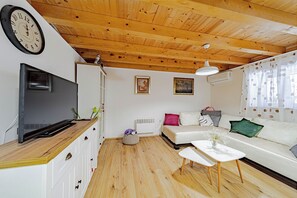 تلفزيون بشاشة مسطحة بحجم 21-بوصة يعرض قنوات تلفزيونية باشتراك مدفوع