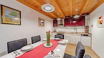 Familie huis, meerdere slaapkamers, 2 badkamers (Holiday Home Luce with Pool) | Dineren