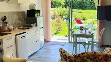 Réfrigérateur, micro-ondes, plaque de cuisson, lave-vaisselle