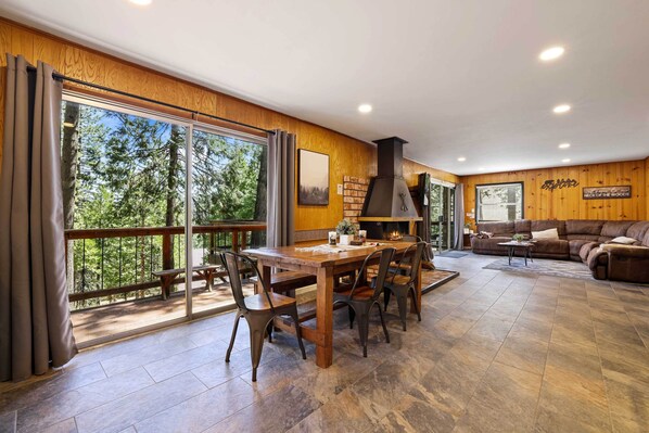 Interior - 6 Mi to Pinecrest Lake: Cozy Cabin in Cold Springs (Long Barn)