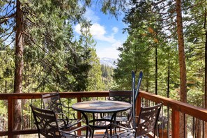 Outdoor dining - 6 Mi to Pinecrest Lake: Cozy Cabin in Cold Springs (Long Barn)