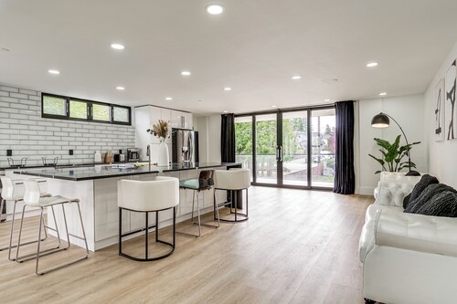 Lakefront Lynnwood Home w/ Balconies & Shared Dock