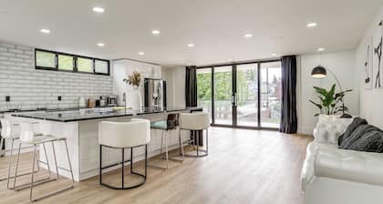 Lakefront Lynnwood Home w/ Balconies & Shared Dock