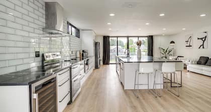 Lakefront Lynnwood Home w/ Balconies & Shared Dock