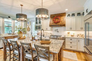 House (5 Bedrooms) | Interior