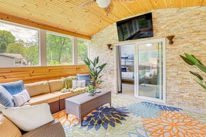 Interior - Family Home w/ Hot Tub: 1/2 Mi to Lake Milton (Lake Milton)