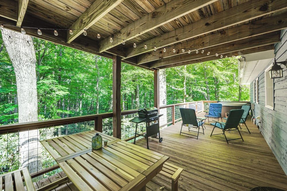 Creek View + Hot Tub: Woodsy Maggie Valley Cottage - Maggie Valley