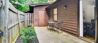 High Point Townhome w/ Patio, 1 Mi to Main Street!