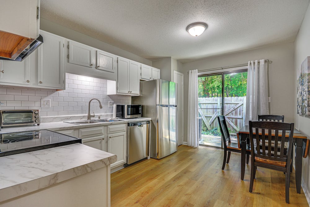 High Point Townhome w/ Patio, 1 Mi to Main Street! - Oak Hollow Lake, NC