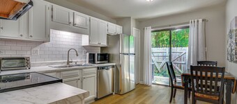 High Point Townhome w/ Patio, 1 Mi to Main Street!