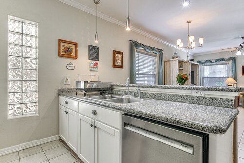 South Padre Island: Pool Access, 1 Block to Beach!