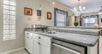 South Padre Island: Pool Access, 1 Block to Beach!