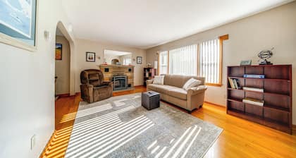 < 1 Mi to Lake Erie: Ashtabula Hideaway!