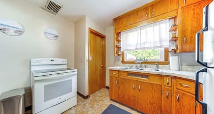 < 1 Mi to Lake Erie: Ashtabula Hideaway!