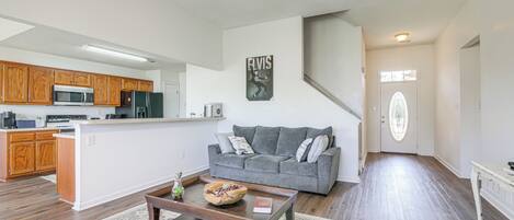 Une cuisine moderne avec des meubles en bois, un four à micro-ondes et un réfrigérateur.