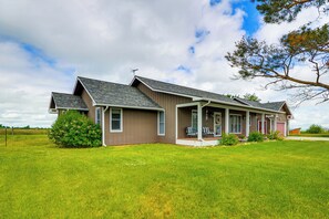 House (4 Bedrooms) | Interior - Lovely Roberts Home w/ Patio & Mountain Views! (Roberts)