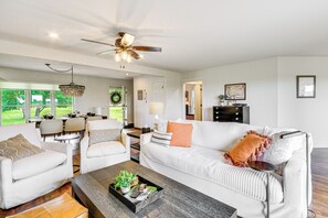 House (4 Bedrooms) | Interior - Lovely Roberts Home w/ Patio & Mountain Views! (Roberts)