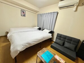 Basic-værelse til 3 personer - 1 soveværelse - ikke-ryger | Skrivebord, mørklægningsgardiner, gratis Wi-Fi, sengetøj