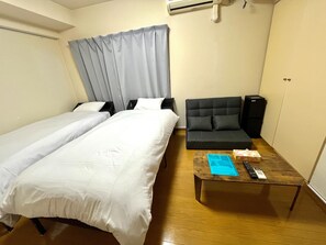 Basic Triple Room, 1 Bedroom, Non Smoking | In-room dining