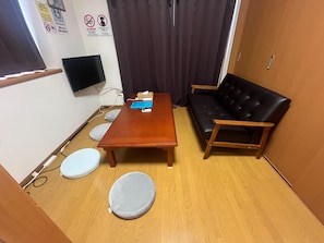 Apartamento superior, no fumadores (for 6 people) | Sala de estar | Televisión de pantalla plana de 32 pulgadas con canales digitales