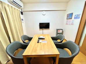 特級公寓, 3 張單人床 | 客廳 | 32 吋平面電視連數碼電視頻道