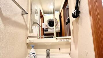 Premium Apartment, 3 Twin Beds | Bathroom | Combined shower/tub, free toiletries, hair dryer, slippers