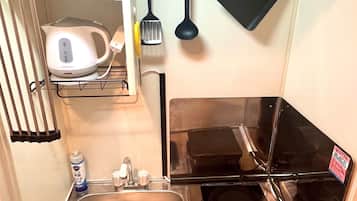 Departamento básico | Cocina privada | Refrigerador, microondas, parrilla de estufa y utensilios de cocina