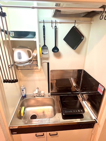 Basic Apartment | Private kitchen | Fridge, microwave, stovetop, cookware/dishes/utensils