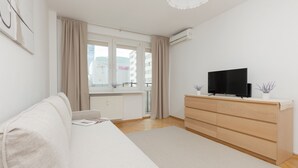 Leilighet – business, 1 soverom, ikke-røyk, byutsikt | Oppholdsrom | En 40-tommers Flatskjerm-TV med kabel-kanaler samt TV
