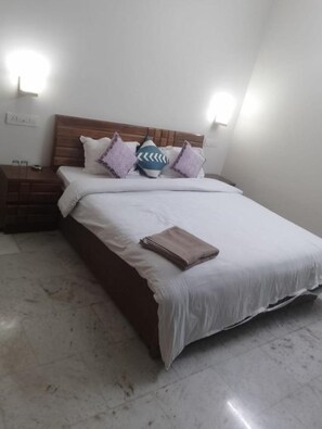 Chambre Double Supérieure, vue ville | Wi-Fi gratuit, draps fournis