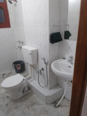 Deluxe Double Room, City View | Bathroom - Goroomgo Marina Hills Resort Solan (Solan)