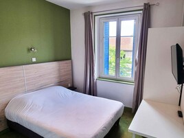 Soundproofing, free WiFi, bed sheets