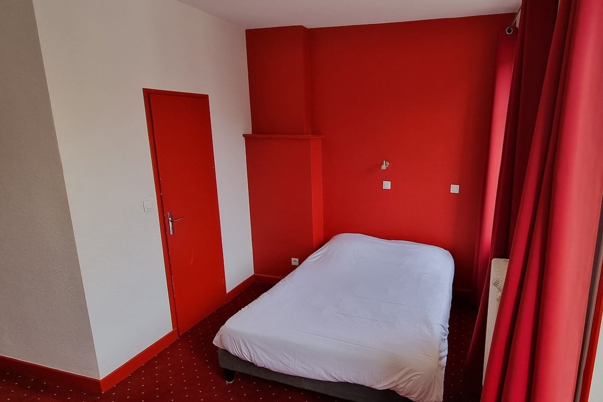 Quartos à prova de som, Wi-Fi de cortesia, roupa de cama