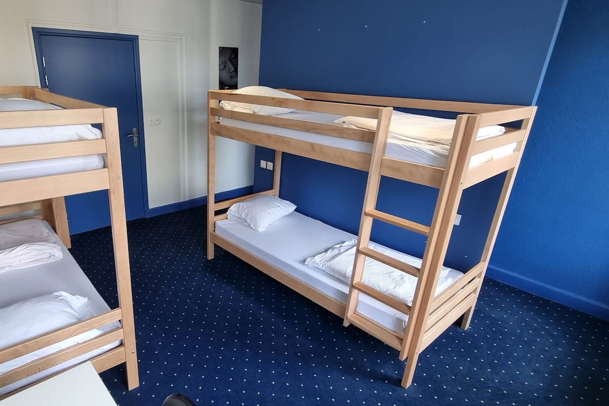 Quartos à prova de som, Wi-Fi de cortesia, roupa de cama