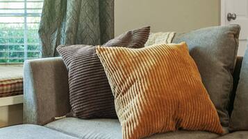 Een smart-tv, een dvd-speler, boeken en een kantoor