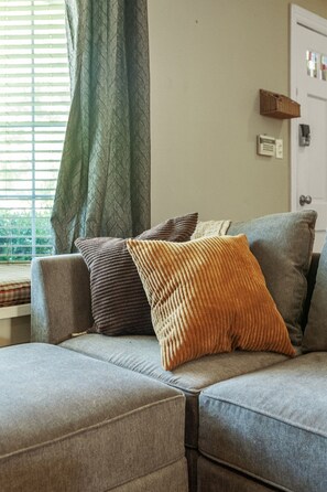 Smart-TV, DVD-Player, Bücher, Arbeitsbereiche