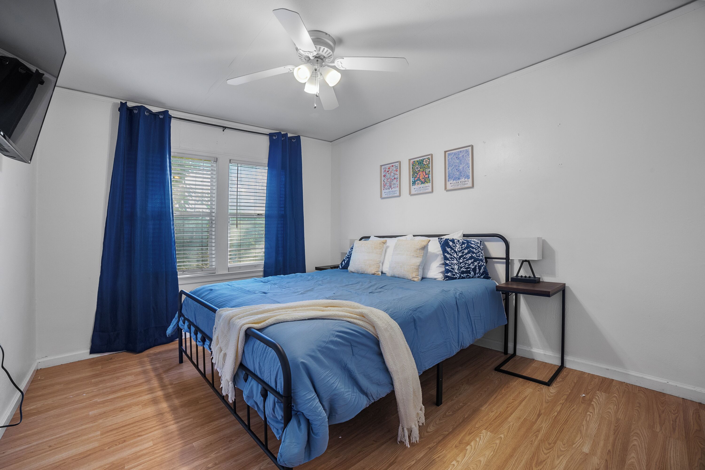 3 chambres, bureau, fer et planche à repasser, lit parapluie